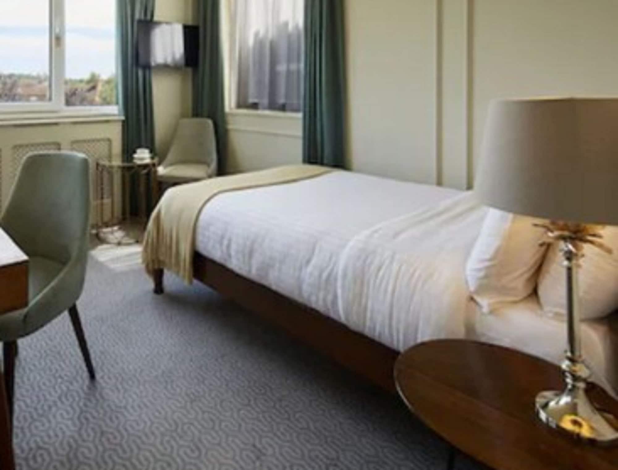 Hotel Cromwell Стивенэйдж Экстерьер фото
